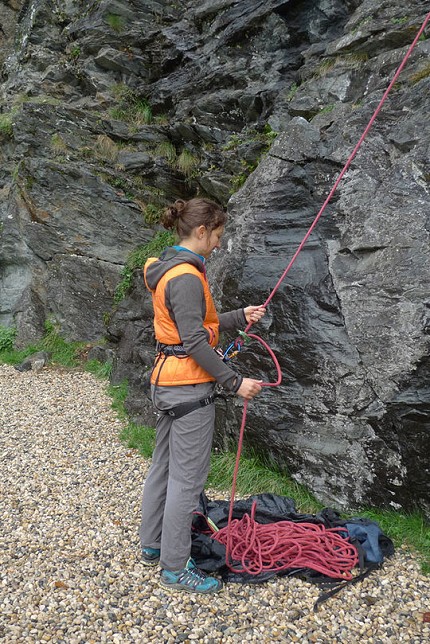Autumnal belaying in the Jottnar Alfar Jacket  © Emily Andrew Collection