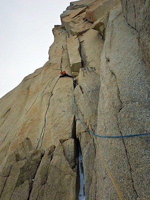 Dave Gladwin on the immaculate hand cracks of D'Artagnan on the Punta Los Tres Mosqueteros  © Dave Gladwin Collection