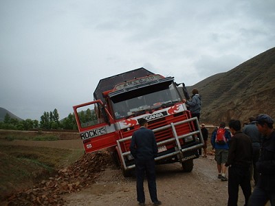 Birt getting stuck in the middle of China  © Kev on the road