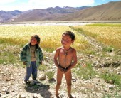Tibetan children on route to Cho Oyu
