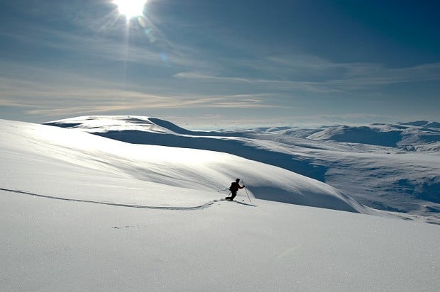 Telemarking in stunning powder on a firm base on Cairn of Claise  © Stuart Buchanan