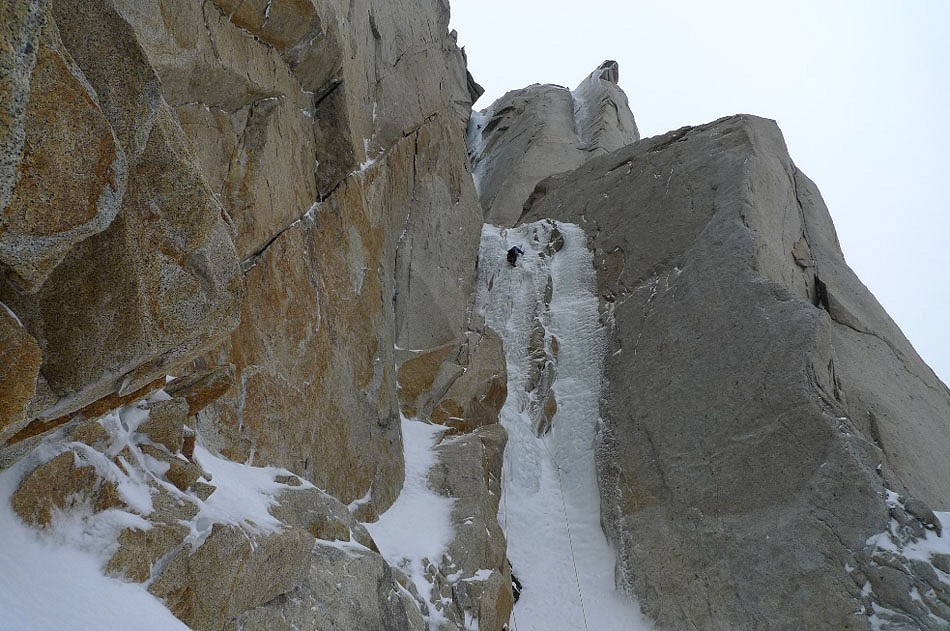 Tim Neill leading the first of three amazing final ice pitches on the Super Domo  © James McHaffie