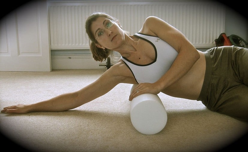 Massaging the inner shoulder with a foam roller  © Nina Leonfellner