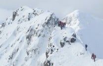 Queue for the Pinnacles. A busy day on the Ridge.