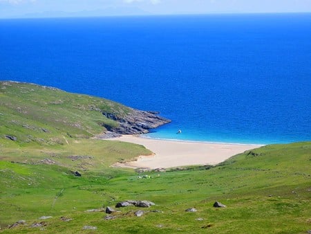 Mingulay's beach and campsite  © Duncan Campbell