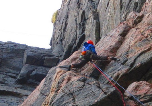 Bridging wide on pitch 2 of Spit in Paradise, Pabbay  © Duncan Campbell - UKC