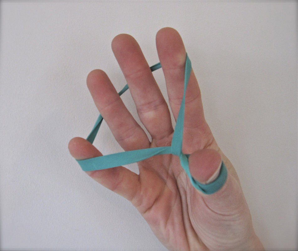 Using an elastic band to begin finger injury rehab  © Nina Leonfellner