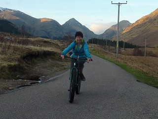 Cycling up Glen Etive  © Rob Carr