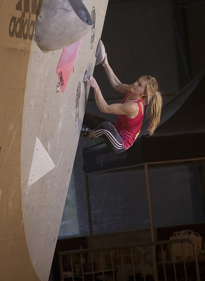 Shauna flashing Problem 3 in the final on her way to taking Gold at Grindlewald  © Elias Kolzknecht