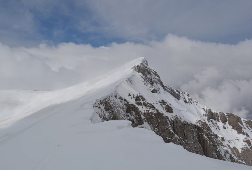 The final elegant ridge to Skala(R) and Skolio(L) peaks  © Robert Wragge-Morley