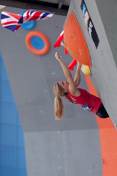 Shauna Coxsey defending her lead in the IFSC Boulder World Cup, Haiyang, 2014  © IFSC/Heiko Wilhelm