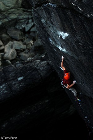 Alex Moore on the second ascent of Hunter's Moon E7  © Tom Bunn
