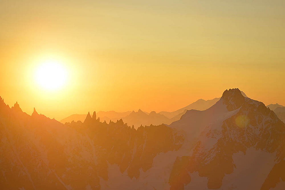 sunrise over Aiguille du Chamonix  © christian kober