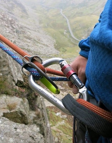 Using the Mega Jul with double ropes in the Llanberis Pass.  © Toby Archer
