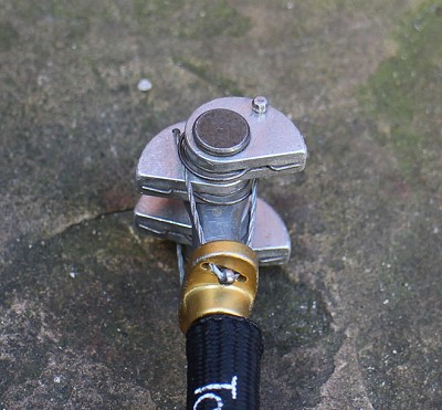 The gold dot shows that the head is soldered on securely - an improvement on CCH Aliens  © UKC Gear