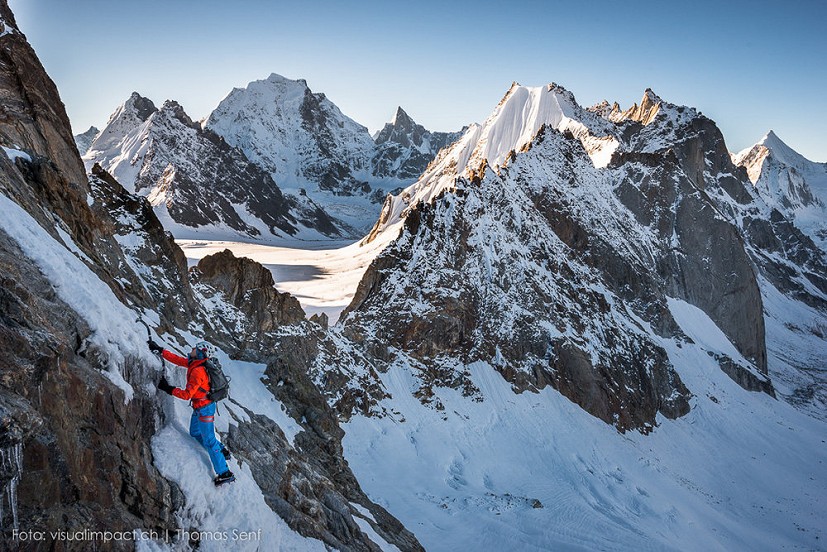 Stephan Siegrist climbing Maaji on the 5885m peak Shiepra  © Thomas Senf/visualimpact.ch