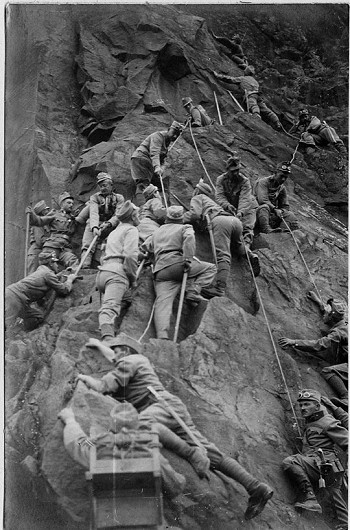 Austro-Hungarian soldiers hauling men and supplies   © Museo Marmolada