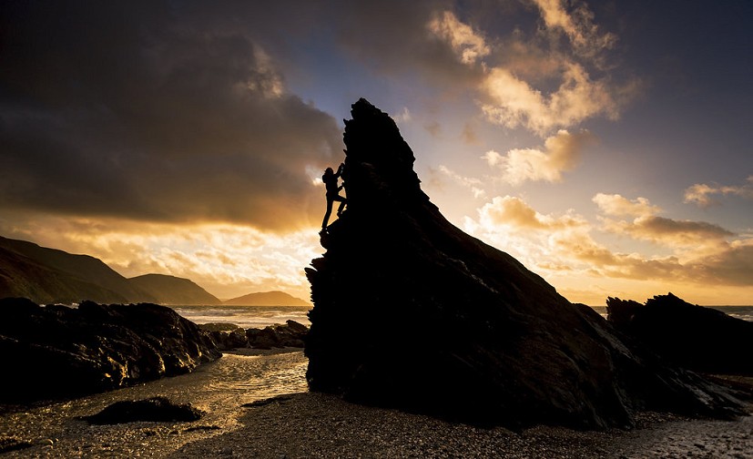 Natalie Berry bouldering at White Beach on the Isle of Man.  © Chris Prescott