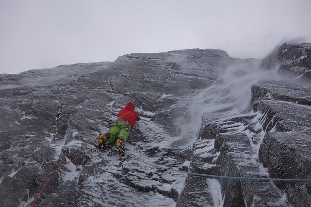Andy Inglis battling wild weather on pitch two of Tomahawk Crack  © Will Sim