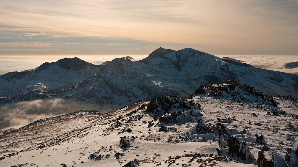 Snowdon amidst an inversion  © Wulfrunian