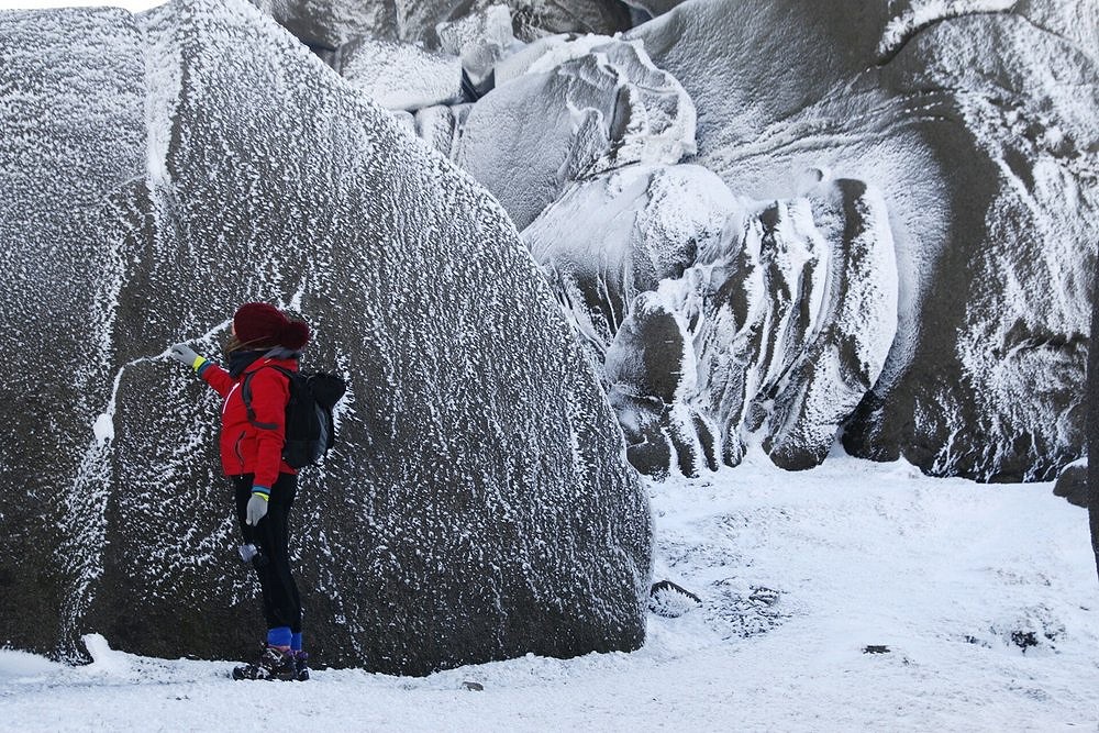 Slieve Binnian icy boulder problem  © Nanna Mortensen