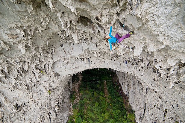 Stéphanie climbing Lost in Translation in Getu Valley, China  © Jocelyn Chavy