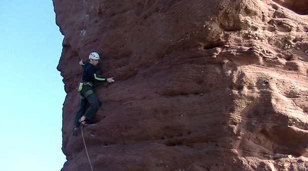 Robbie Phillips carefully climbing Deil or No Deil   © Neil McGeachy