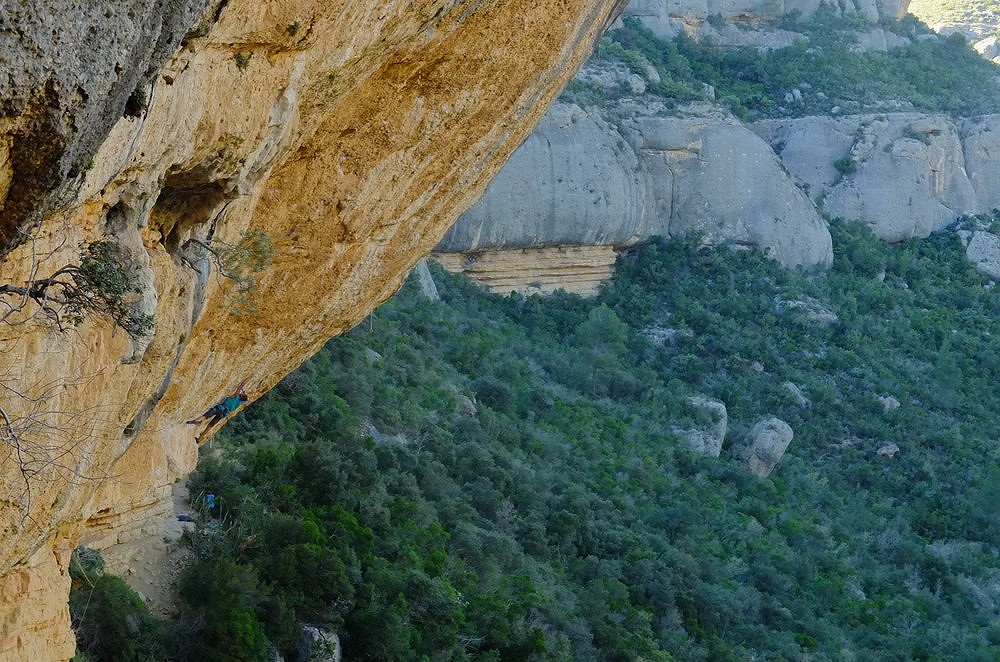 Kai Lightner moving into the meat of the route  © Alex Barrows