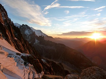 The sun setting over the Alps  © Tom Livingstone