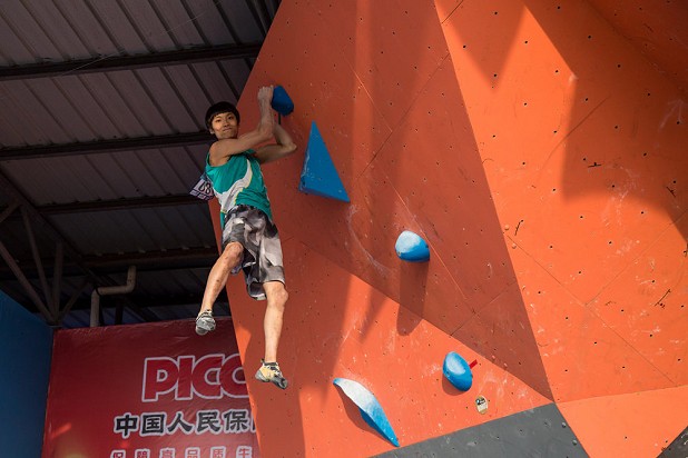 Jongwon Chon celebrates a top-out  © The Circuit Climbing
