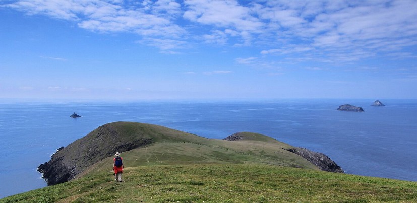 Heading toward Dursey Head on Dursey Island, with The Calf (left), The Cow and The Bull (right) out to sea  © Adrian Hendroff