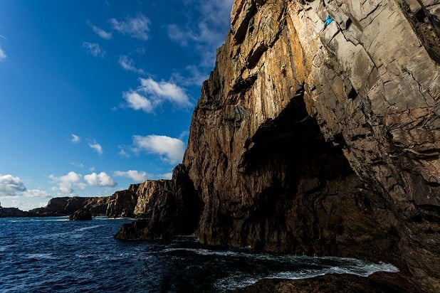 Wild exposure in the Hebrides. Natalie Berry and Dave Macleod on Prozac Link E4 6a  © Chris Prescott Adventure Photography