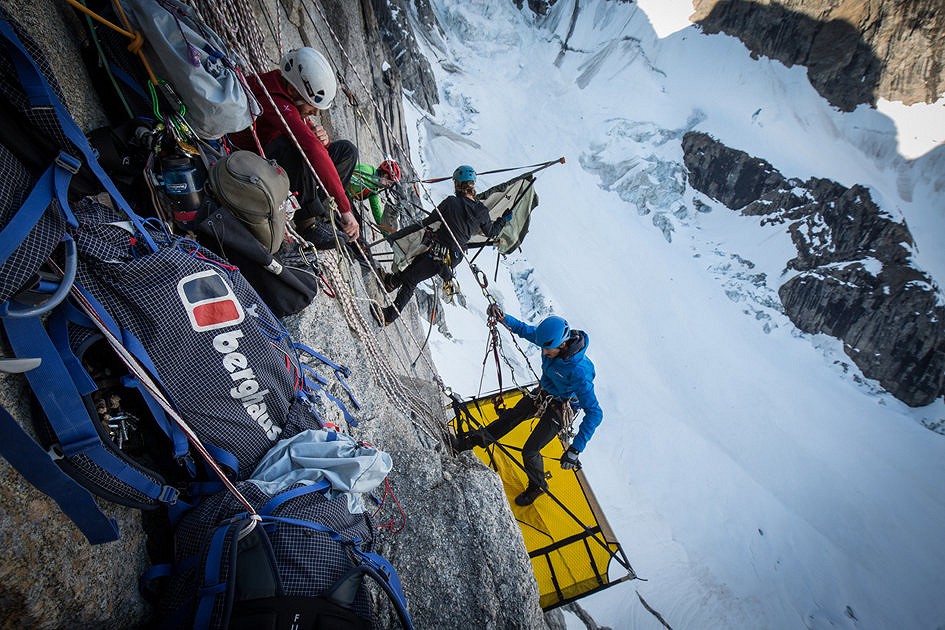 Setting up a portaledge high on the mirror wall  © Berghaus/Matt Pycroft/Coldhouse Collective