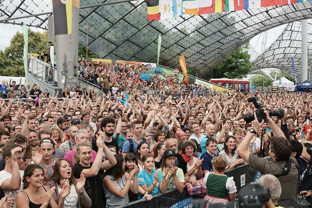 The enthusiastic crowd in Munich  © Eddie Fowke - The Circuit Climbing
