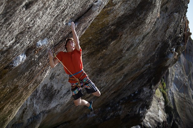 Wiz Fineron gently encouraging his hand not to let go through the medium of staring on The Brute  © Rob Greenwood - UKClimbing