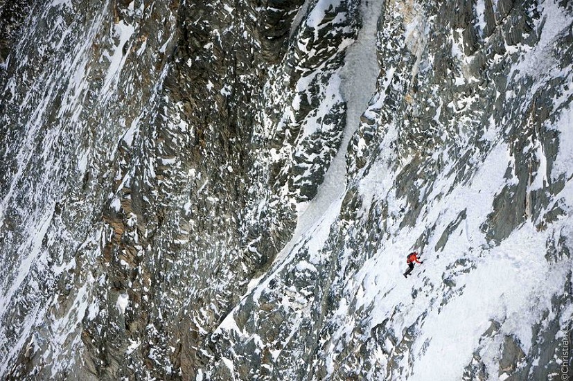 Dani Arnold speed climbing the Matterhorn  © Christian Gisi