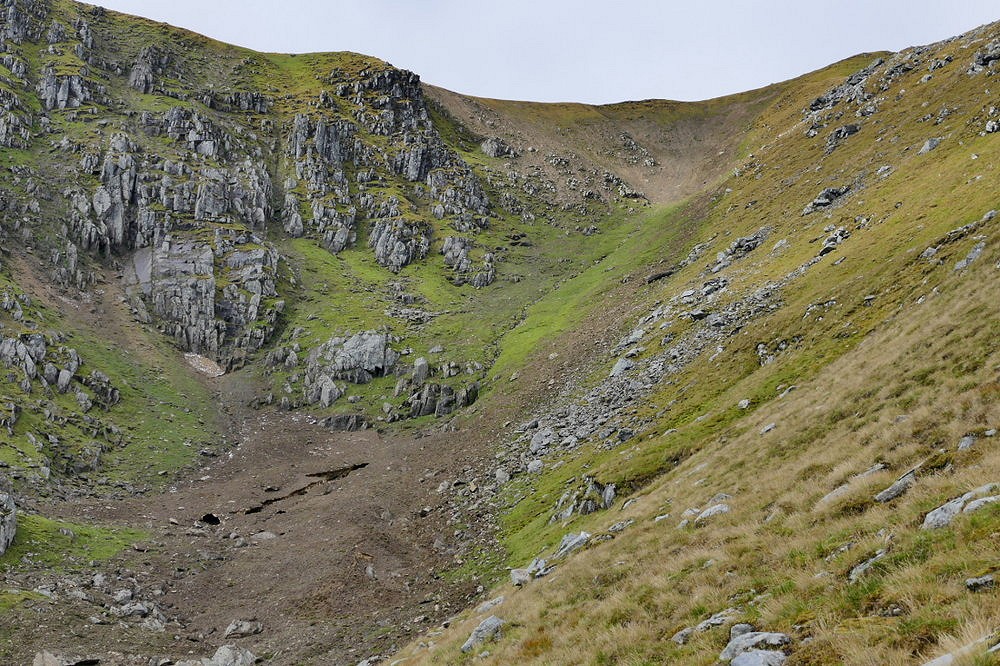 Photo of the site clearly showing the source of the avalanche on the headwall  © Iain Cameron