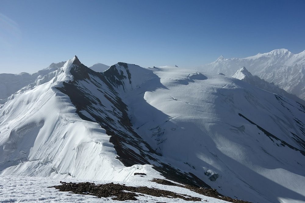 The beautiful WNW ridge leading to the summit of P5665  © Lee Harrison