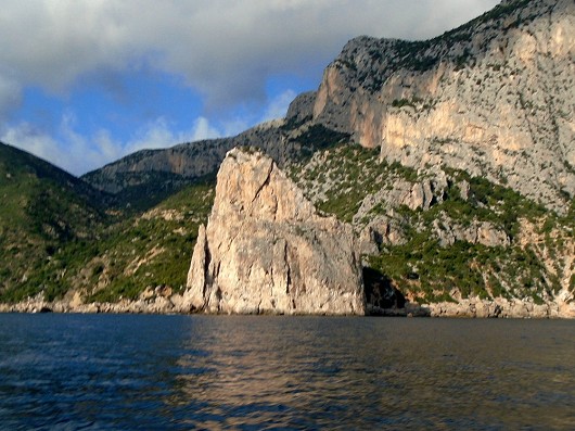 Pedra Longa viewed from the sea, with the routes visible  © Elsier