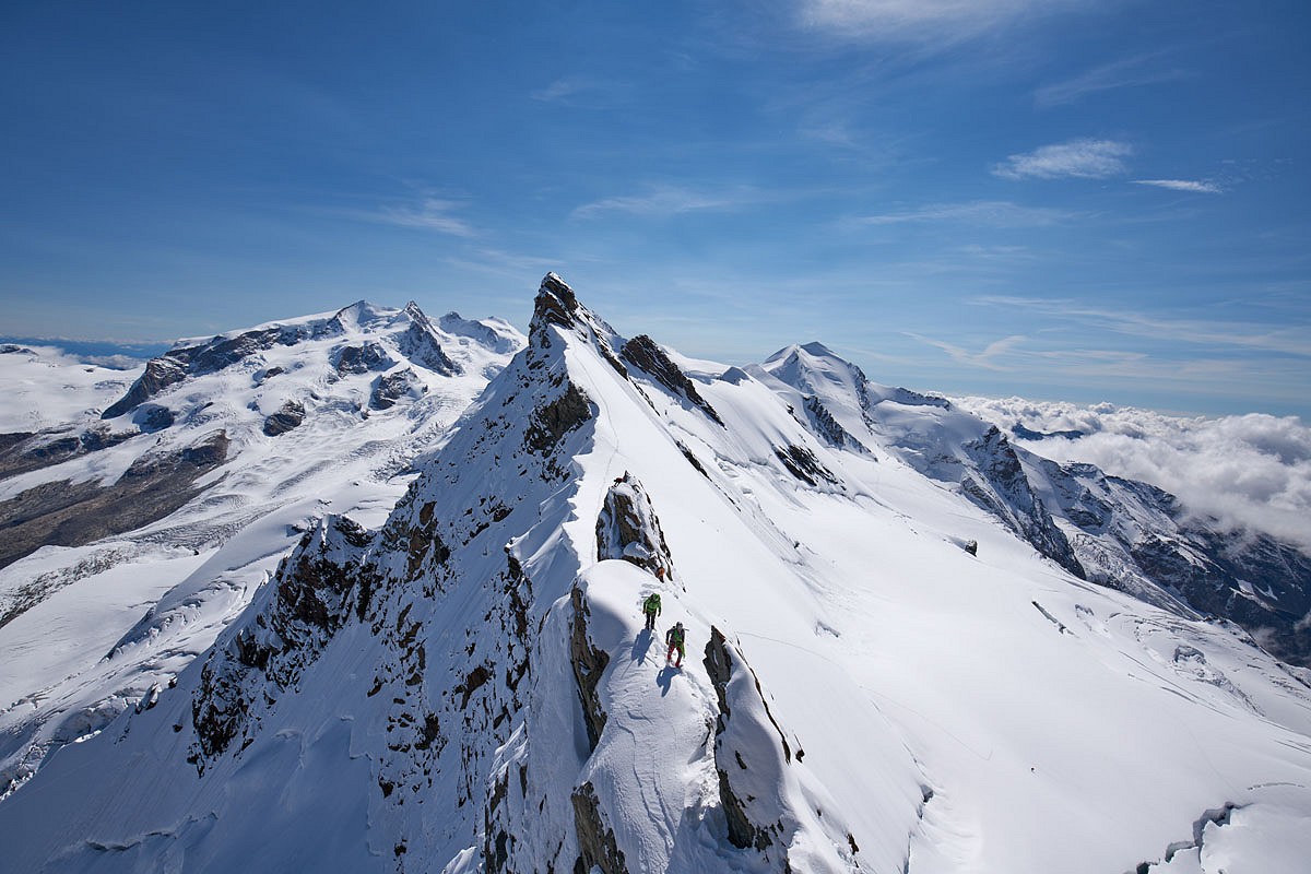 Perfect day on a perfect ridge in perfect conditions  © jean françois hagenmuller