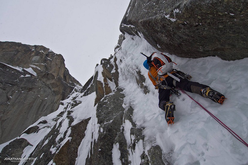 Tom Grant on an upper pitch of Ice is Nice  © Jon Griffith