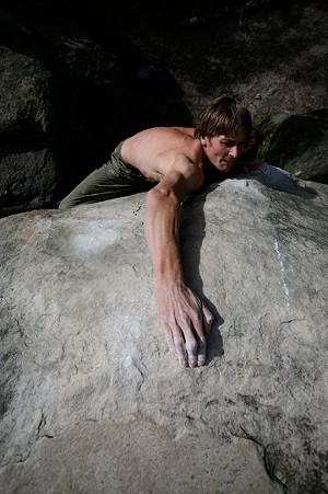 Andy climbing Graviton (7A) in Fontainebleau  © Darren Stevenson
