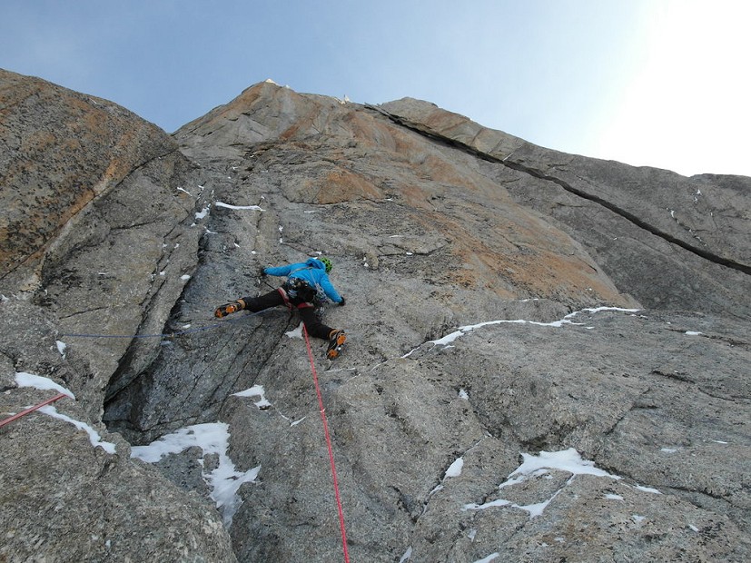 Great moves starting the 55m 5th pitch  © Matt Helliker
