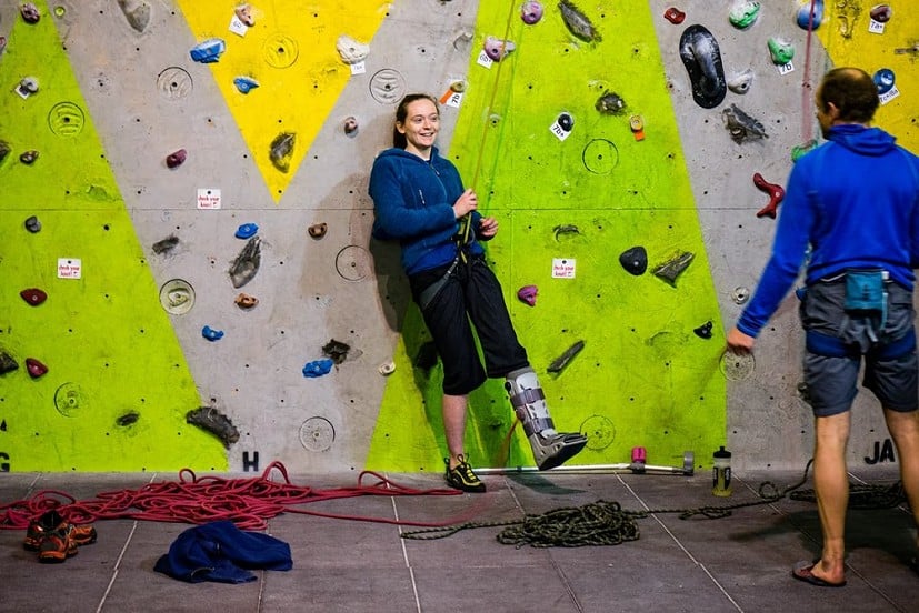 Lisa not letting an injury keep her away from the wall!  © Lisa Alhadeff