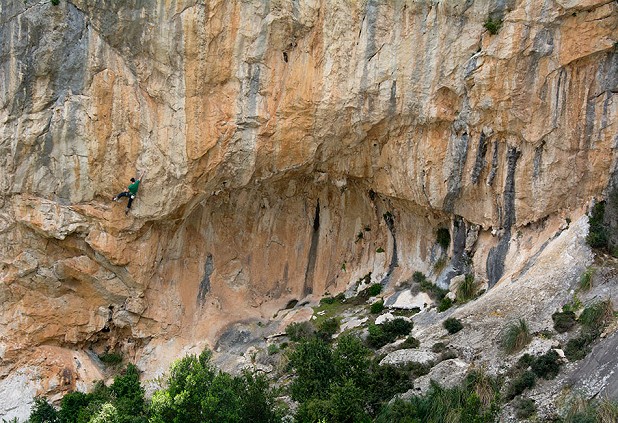 Stephen Horne climbing the superb and sustained Dimension Hit (7a) on the shady north-facing wall of Grau des Ruc.  © Alan James