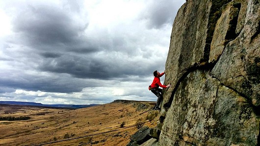 Mischa Hawker-Yates onsighting White Wand on a perfect Stanage day.   © MischaHY