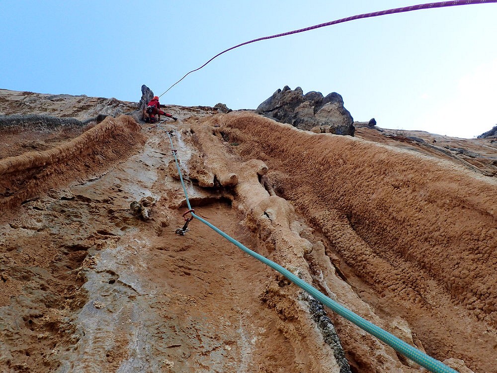 Jacob leading the tufa- drenched crux pitch of Taghazout 8a 300m.  © Bronwyn Hodgins
