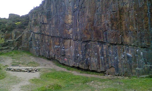 Back Wall Traverse (f6B+), Hobson Moor Quarry..  © Craig Barton