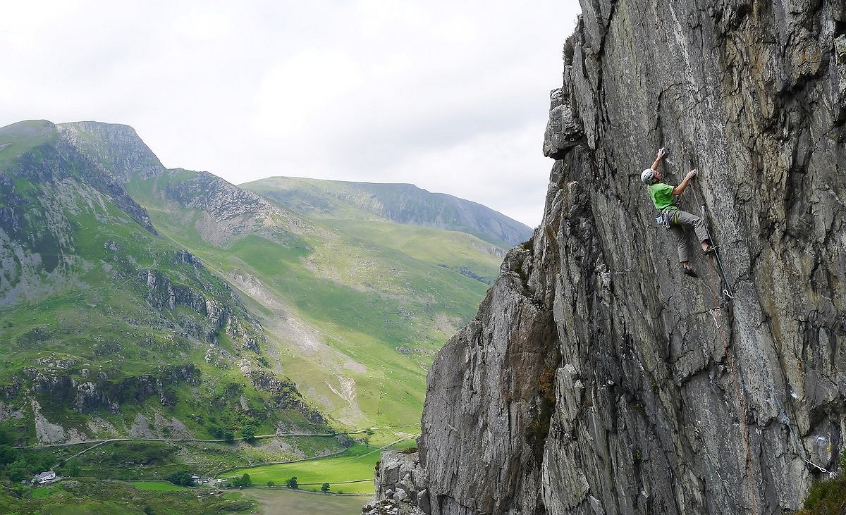 Ed Booth attempting the unrepeated original finish to 'The Ogwen Crack' E8 7a  © Calum Muskett