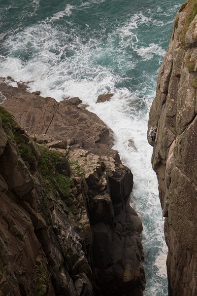 Michaela Tracy laybacking the edge of the world, on the truly 'great' Dream Liberator  © Rob Greenwood - UKC